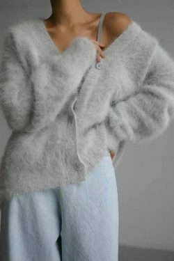 Cozy up in the Calista Cardi: Y2K Fashion for a Comfortable and Stylish Look