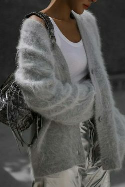 Cozy up in the Calista Cardi: Y2K Fashion for a Comfortable and Stylish Look