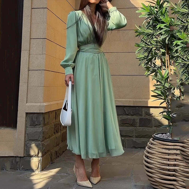 Vintage-Inspired V-Neck Pleated Dress with High Waist for a Coquette Aesthetic Look