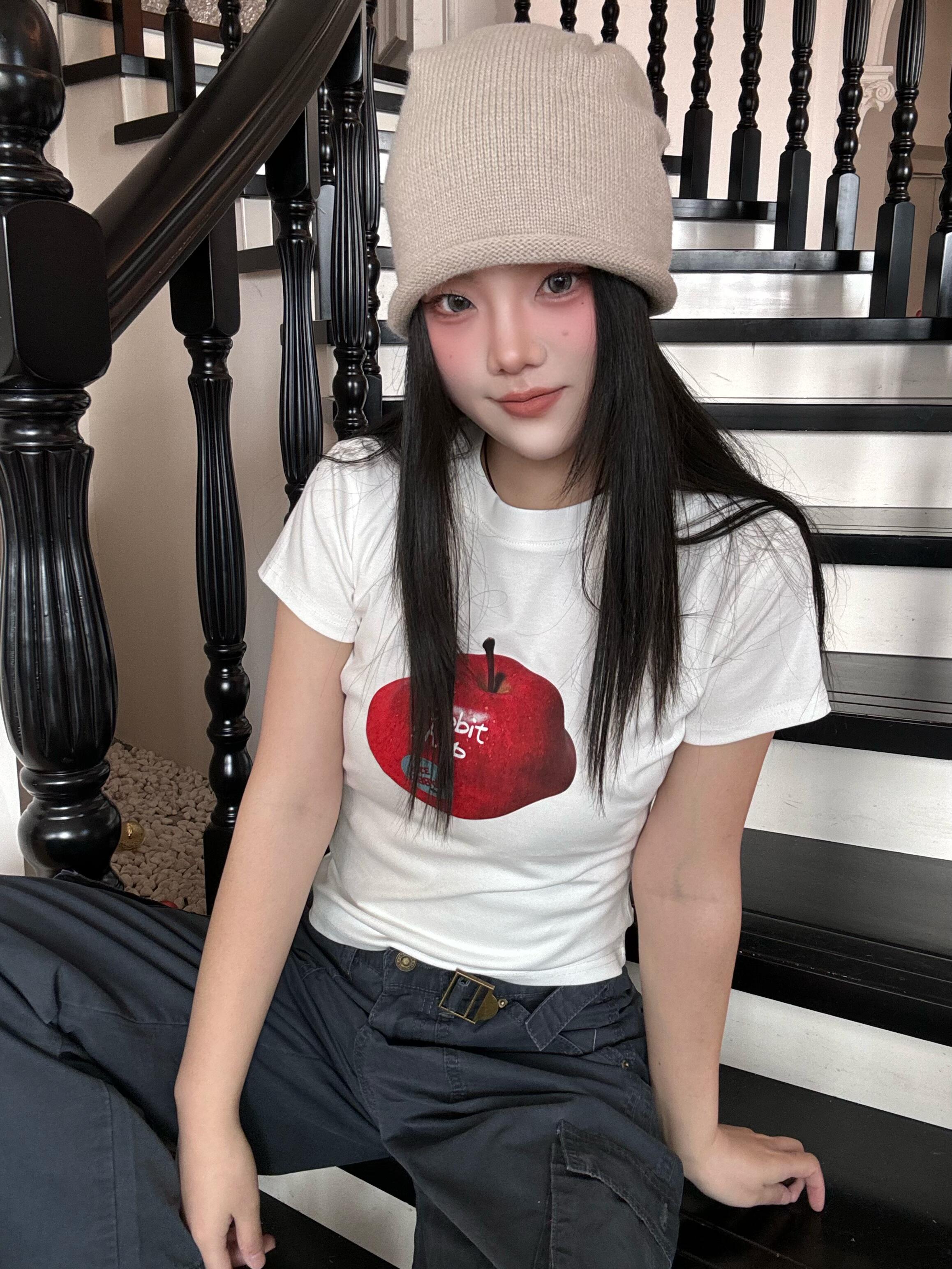 High-Stretch Slim Fit Short-Sleeve T-Shirt for Women with Fun Apple Print - Korean Style Cotton Top