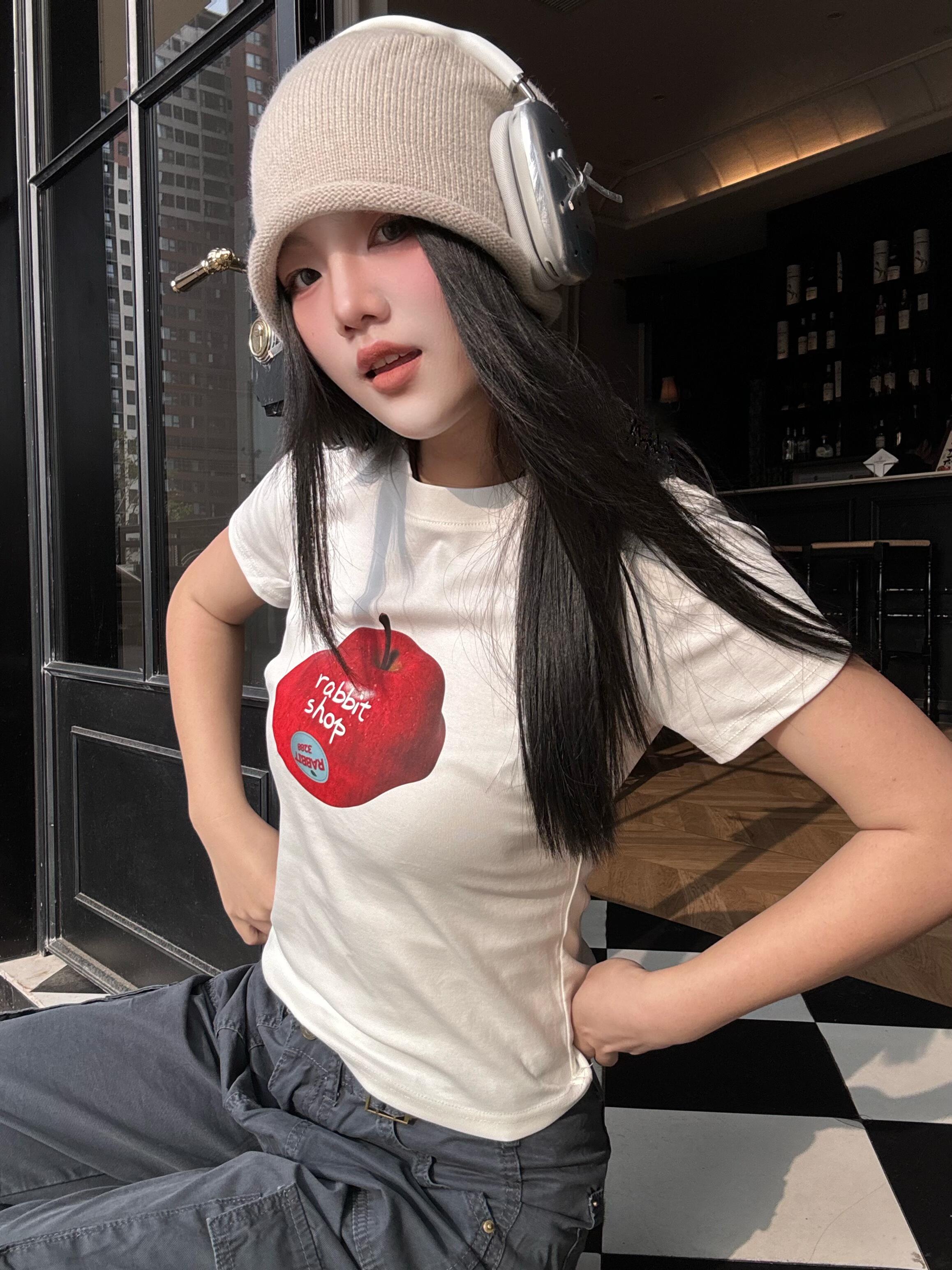 High-Stretch Slim Fit Short-Sleeve T-Shirt for Women with Fun Apple Print - Korean Style Cotton Top