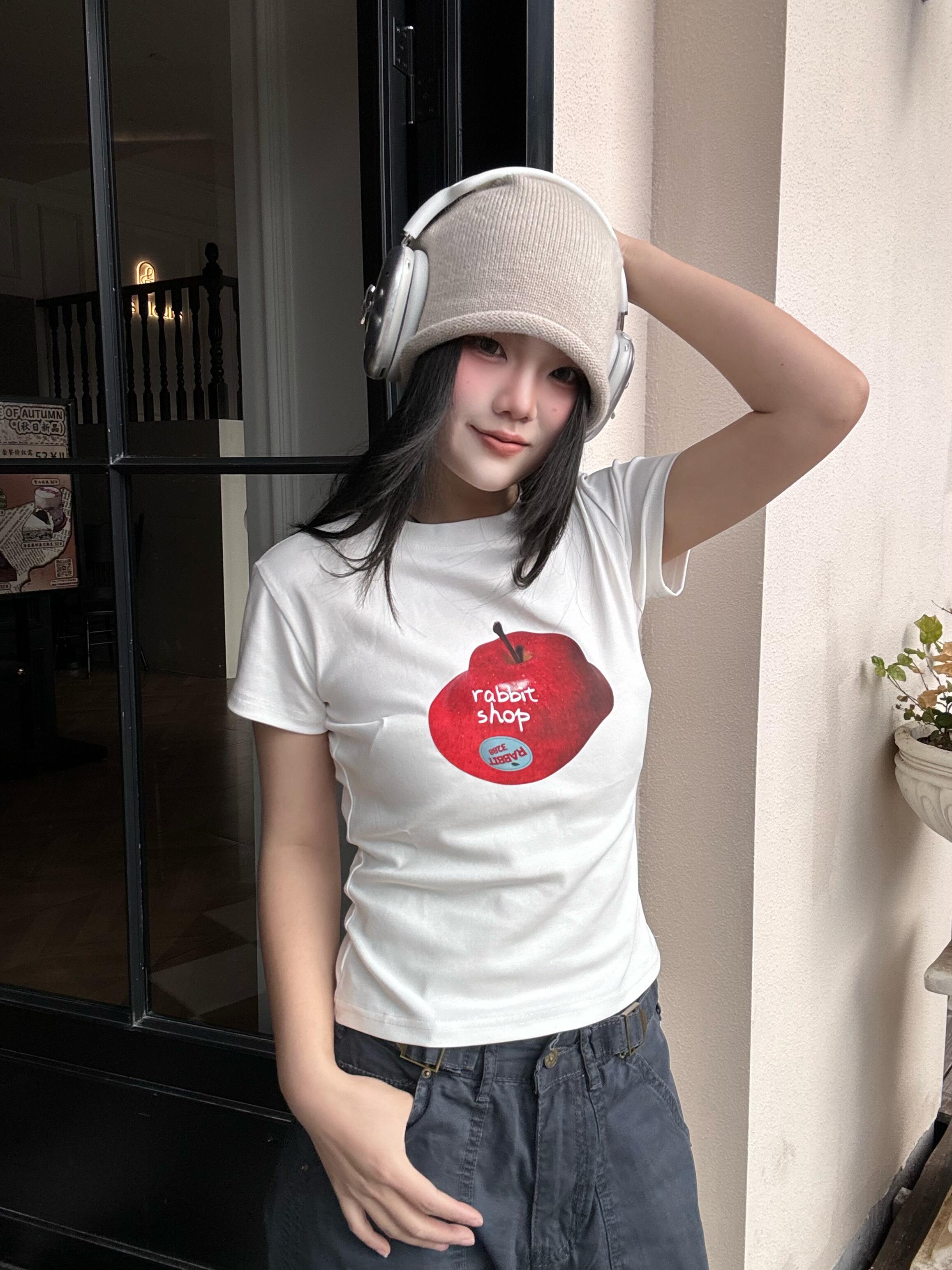 High-Stretch Slim Fit Short-Sleeve T-Shirt for Women with Fun Apple Print - Korean Style Cotton Top