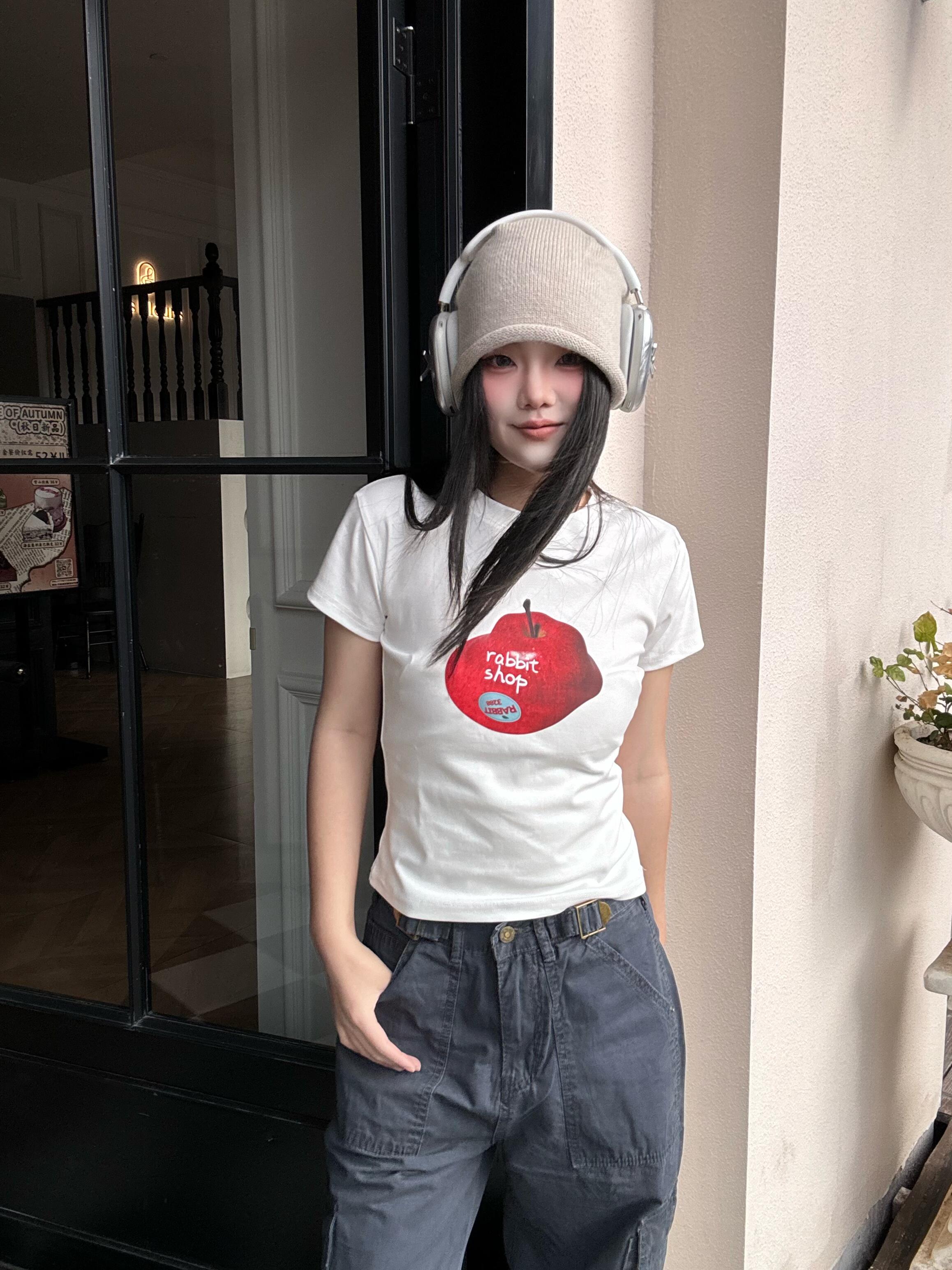 High-Stretch Slim Fit Short-Sleeve T-Shirt for Women with Fun Apple Print - Korean Style Cotton Top
