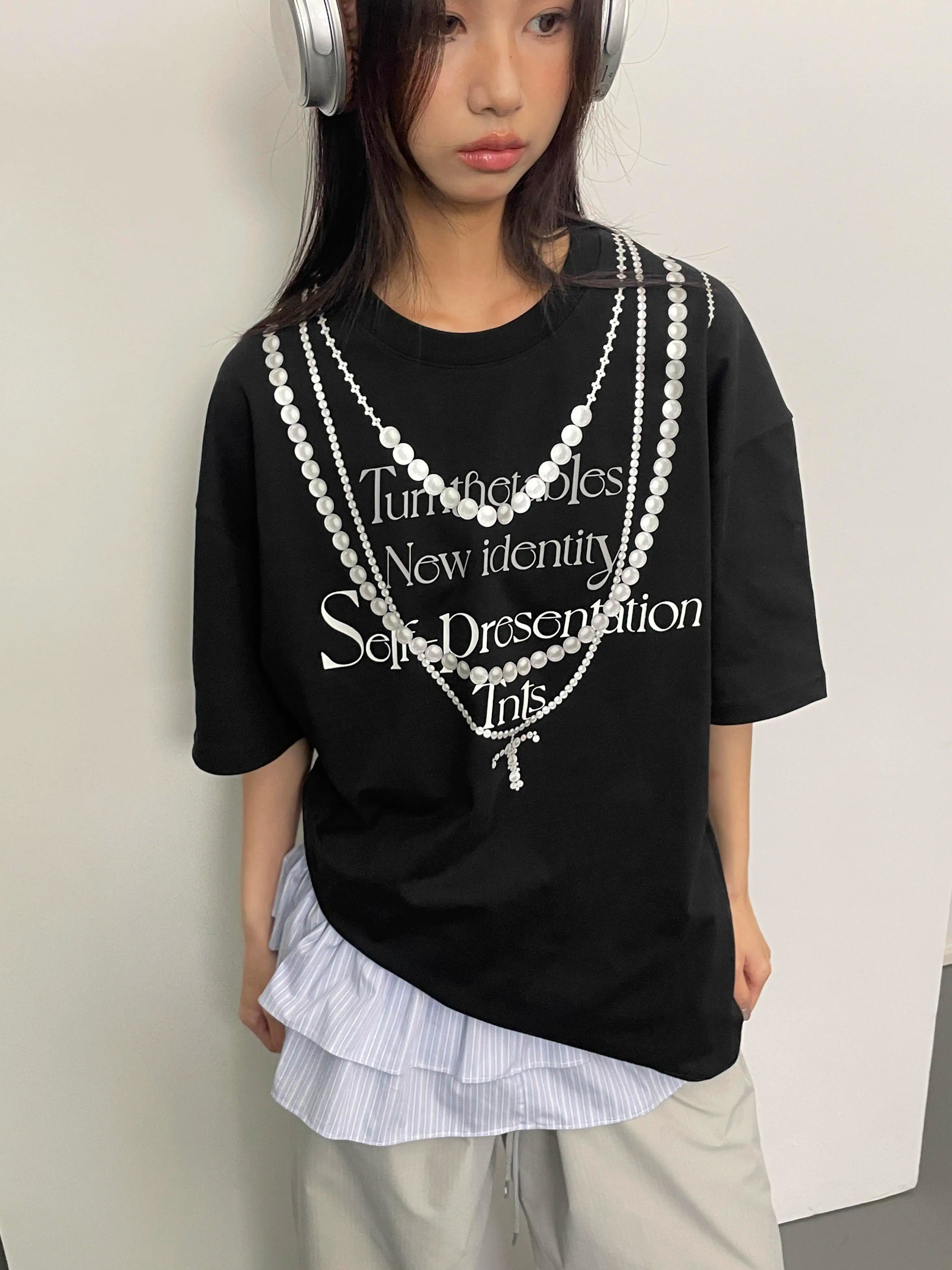 Korean Style Casual Unisex T-Shirt with Slogan Print and Pearl Necklace Design, Loose Fit Pure Cotton for Comfortable Everyday Wear