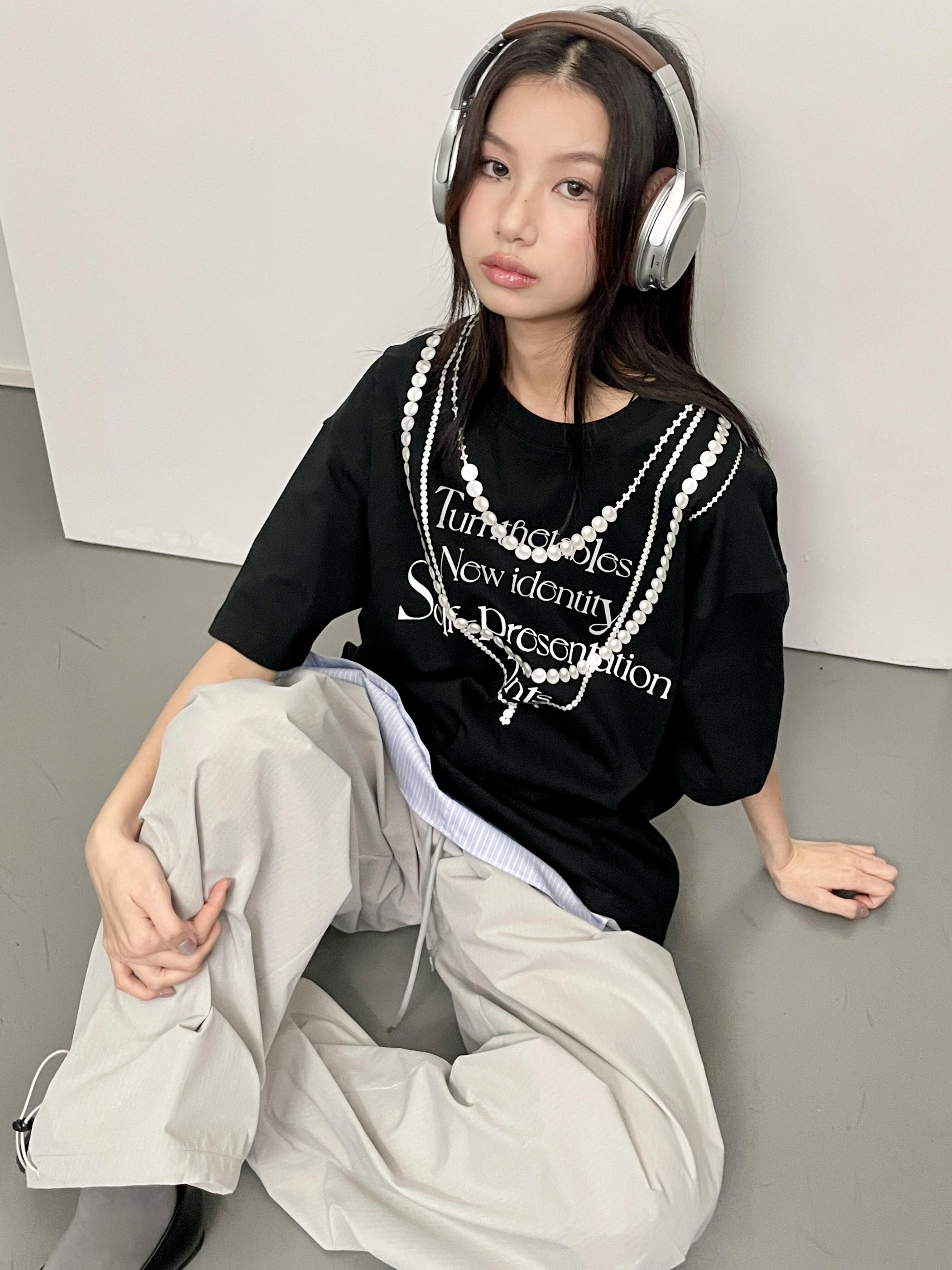 Korean Style Casual Unisex T-Shirt with Slogan Print and Pearl Necklace Design, Loose Fit Pure Cotton for Comfortable Everyday Wear