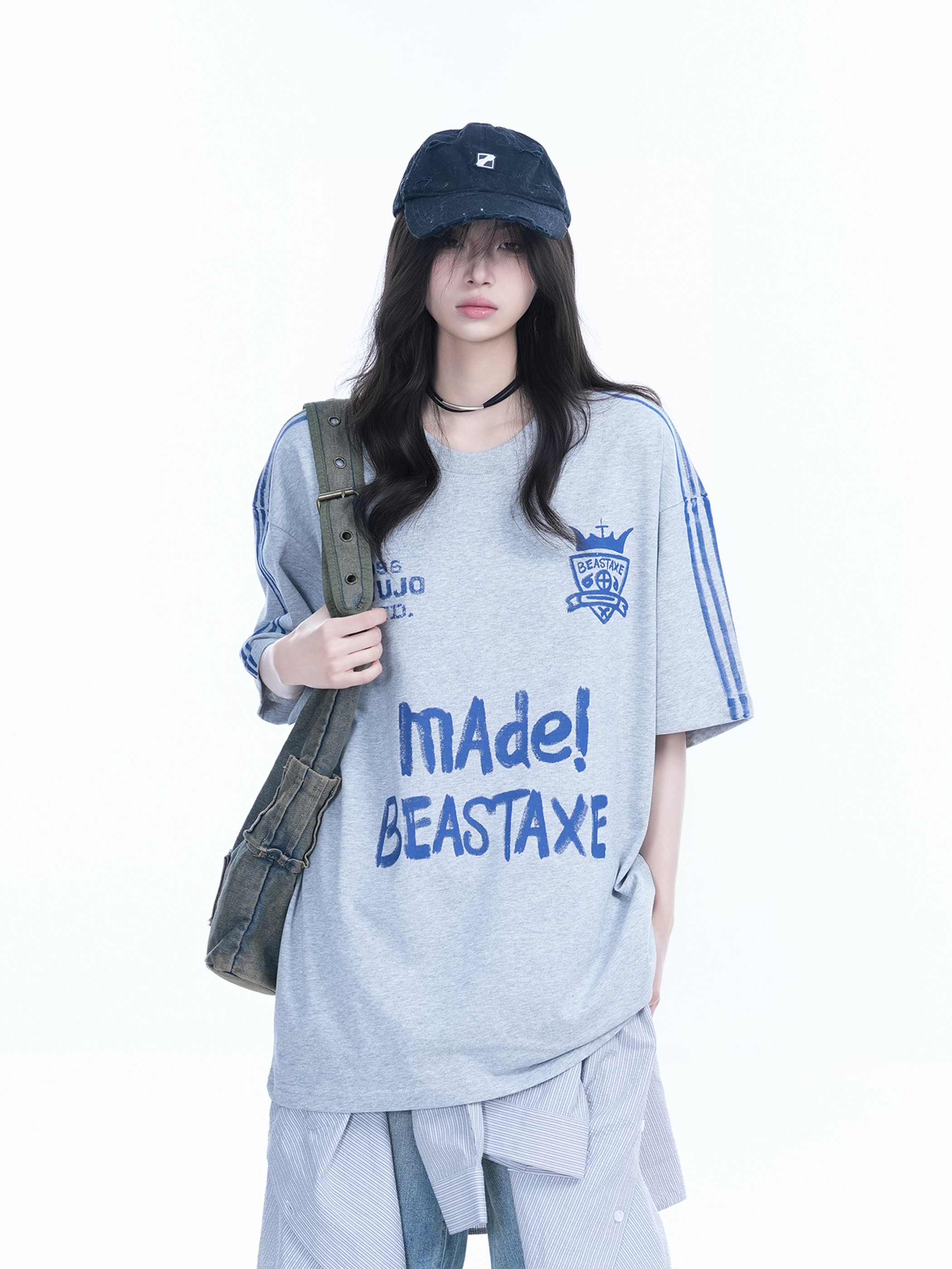 Oversized Retro College Style Gray Graffiti T-Shirt for Women - Trendy Short Sleeve Loose Fit Top