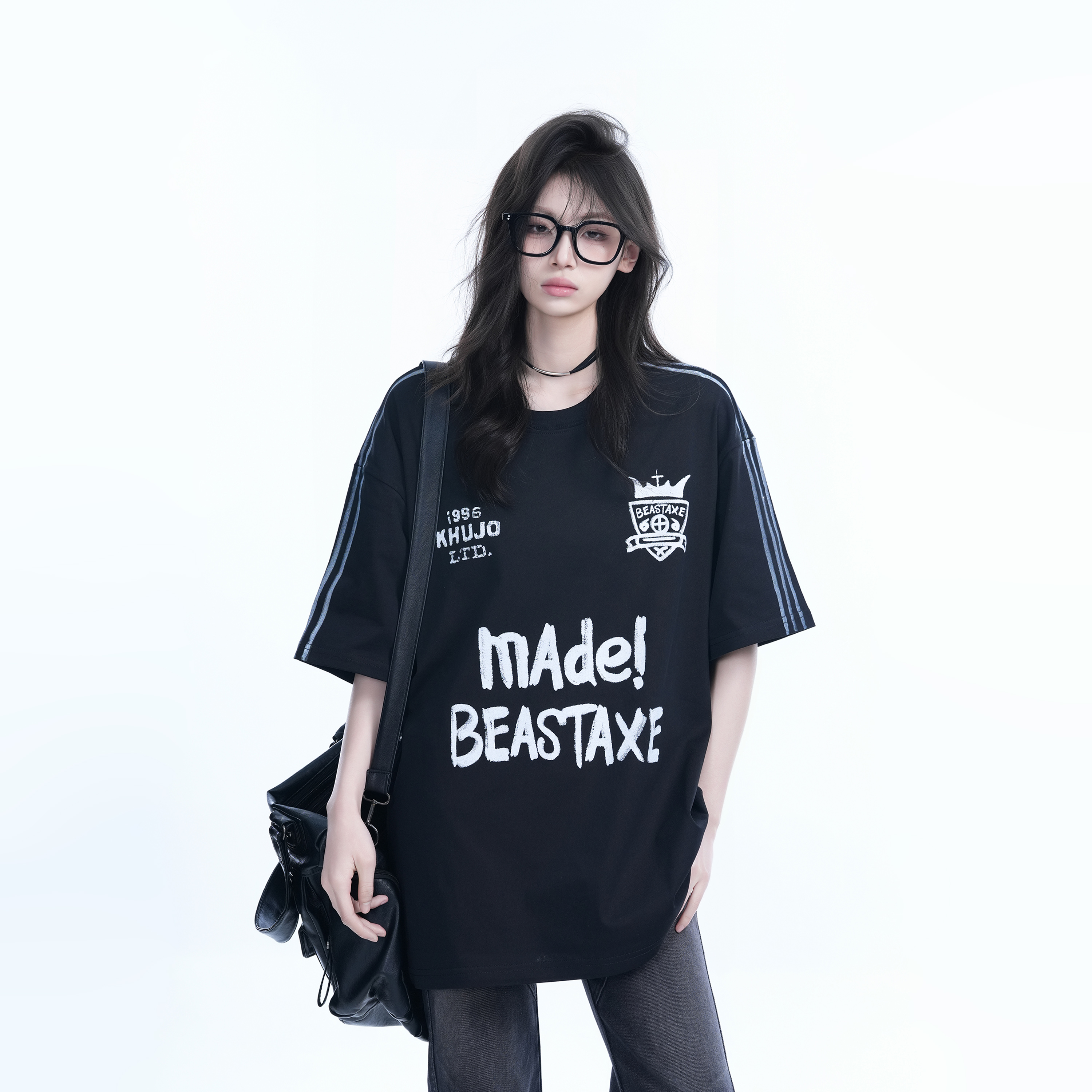 Oversized Retro College Style Gray Graffiti T-Shirt for Women - Trendy Short Sleeve Loose Fit Top