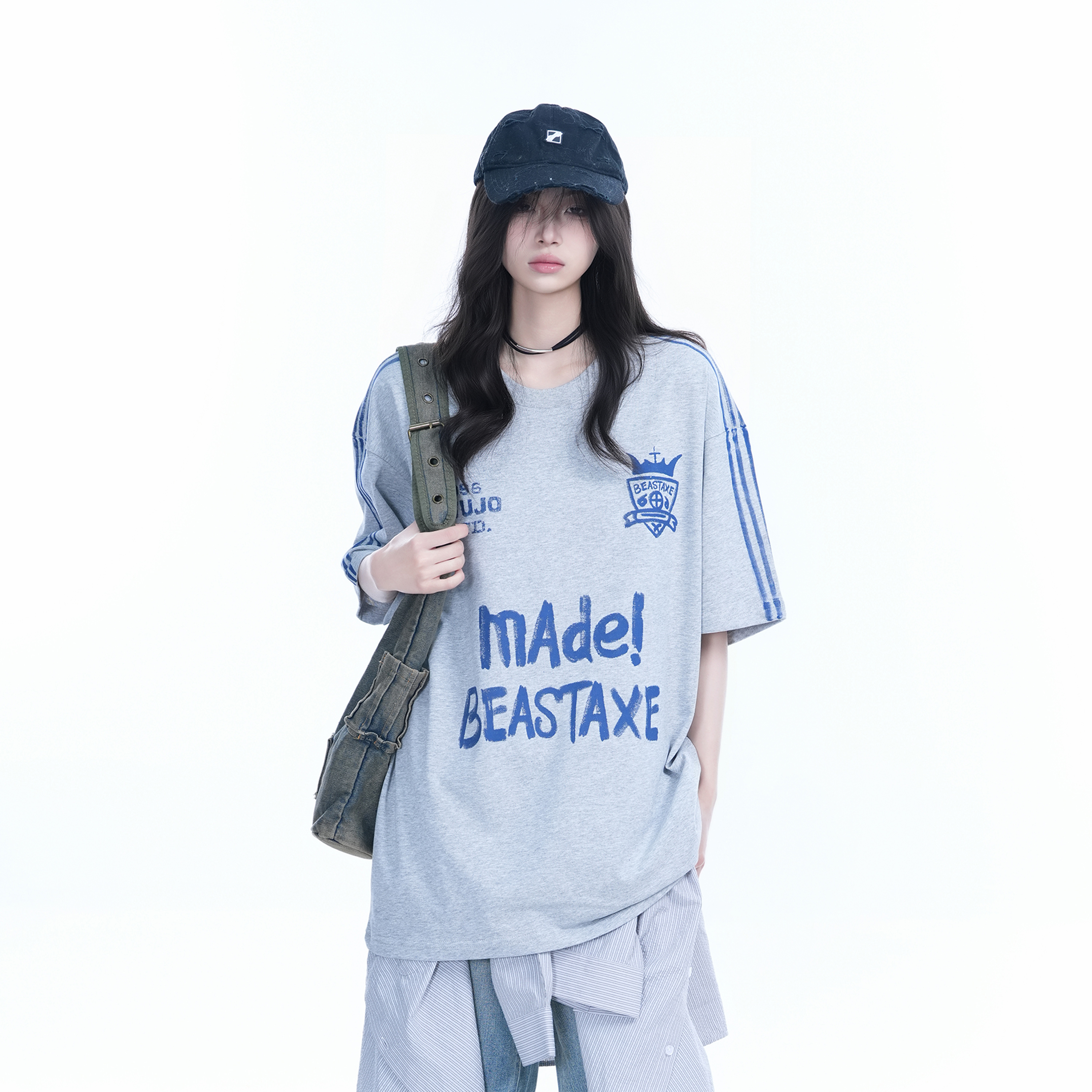 Oversized Retro College Style Gray Graffiti T-Shirt for Women - Trendy Short Sleeve Loose Fit Top