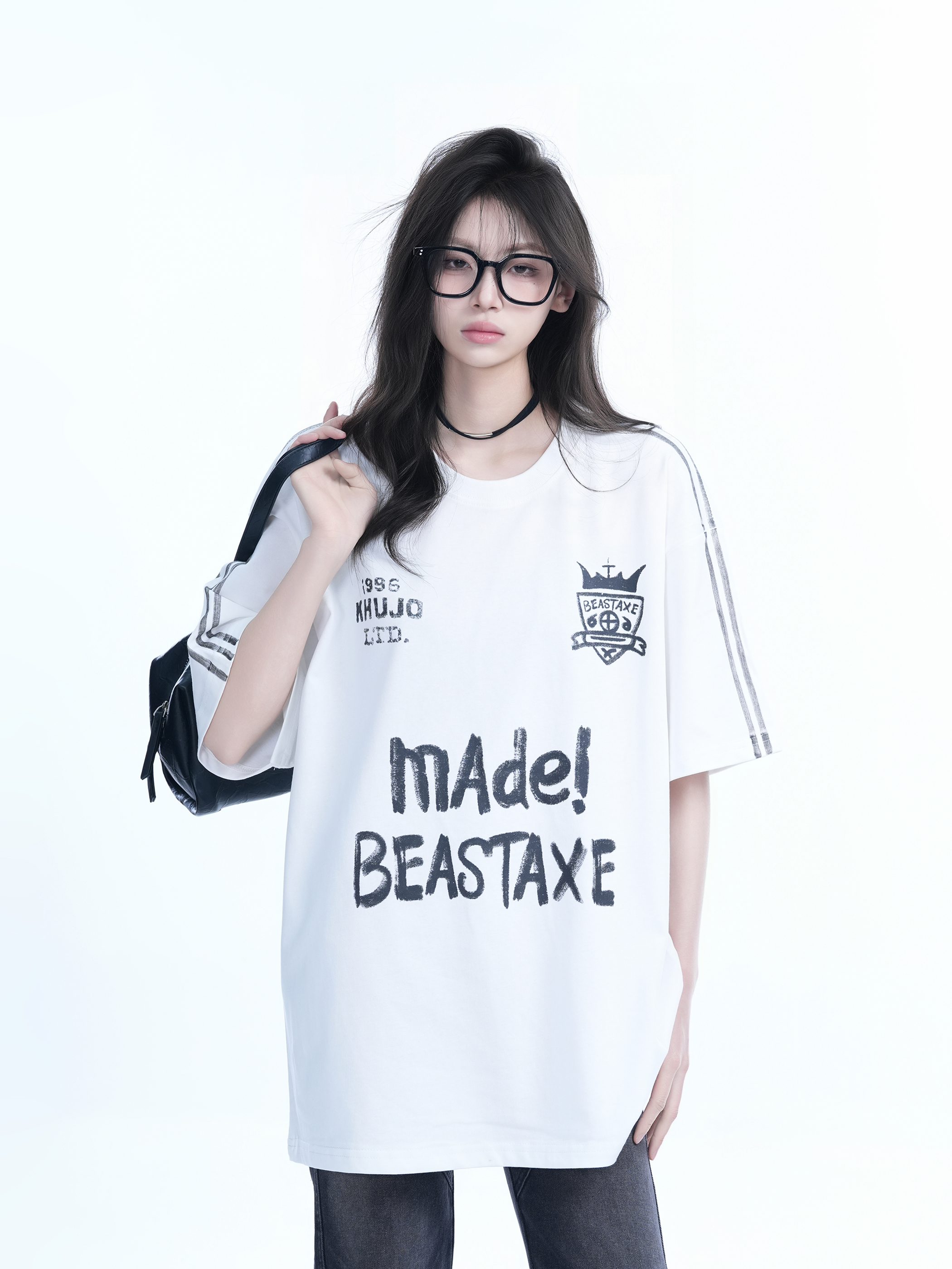 Oversized Retro College Style Gray Graffiti T-Shirt for Women - Trendy Short Sleeve Loose Fit Top
