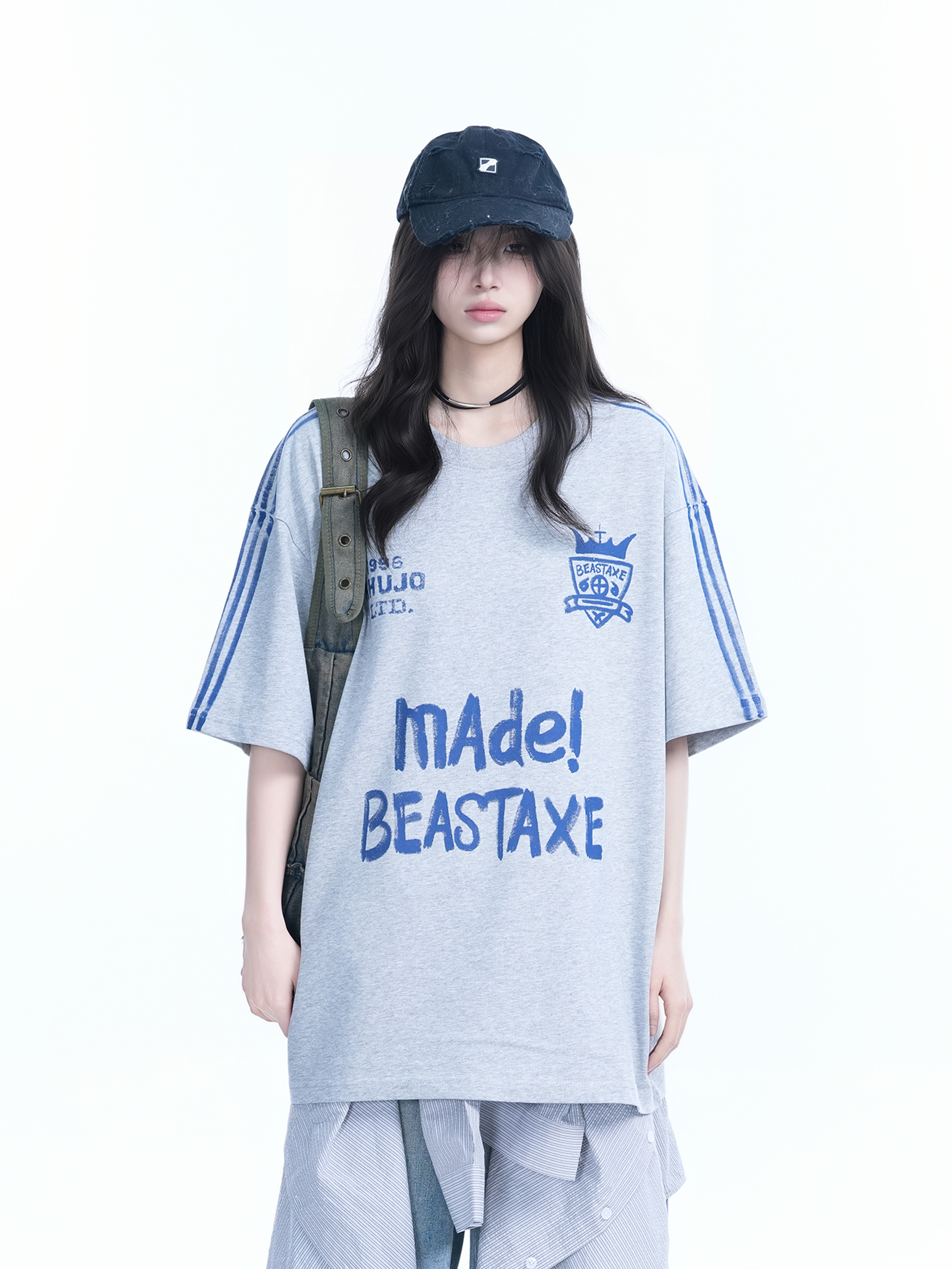 Oversized Retro College Style Gray Graffiti T-Shirt for Women - Trendy Short Sleeve Loose Fit Top