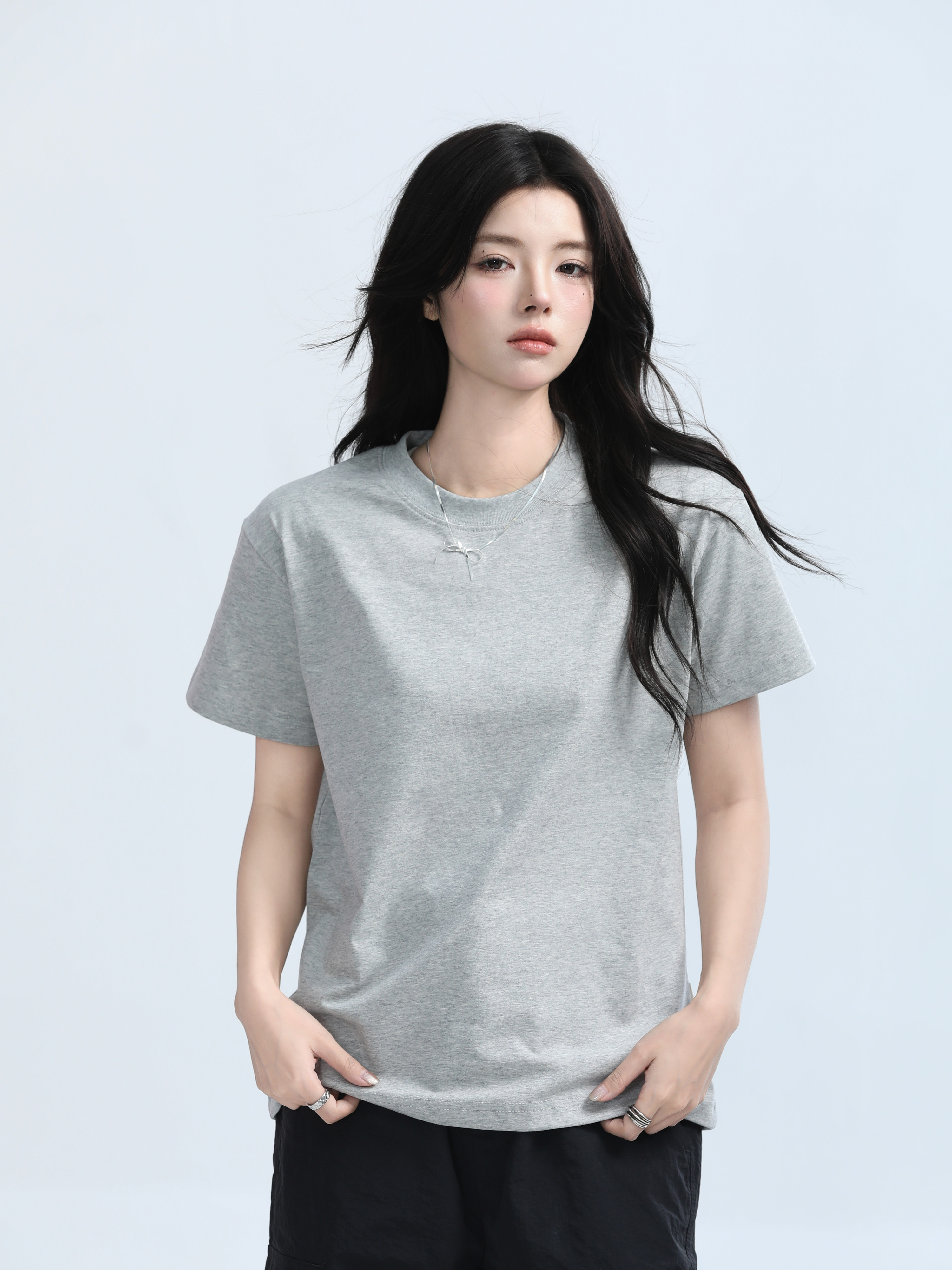 Petite Women's Fitted Gray Short-Sleeve T-Shirt with Round Neck - Summer Style, Casual Graphic Tee for Trendy Looks