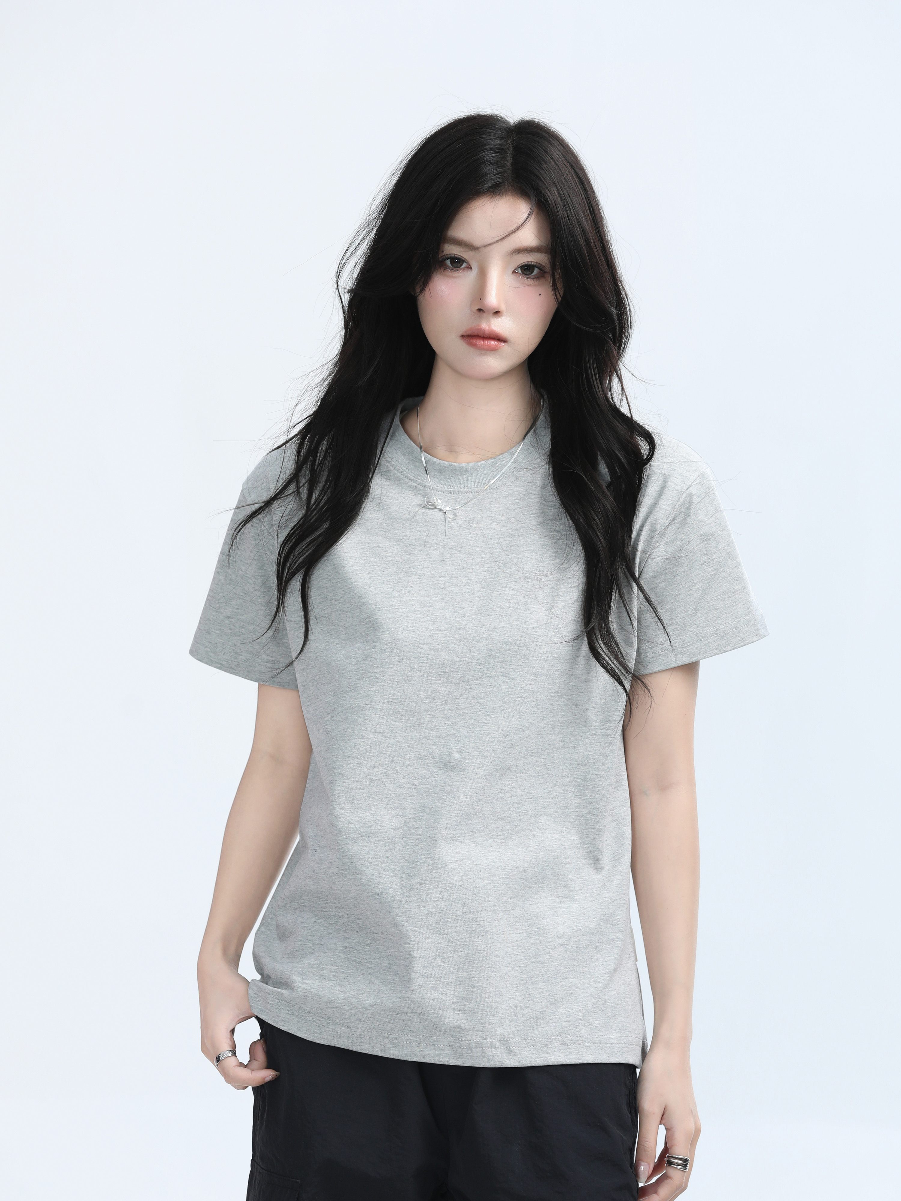 Petite Women's Fitted Gray Short-Sleeve T-Shirt with Round Neck - Summer Style, Casual Graphic Tee for Trendy Looks