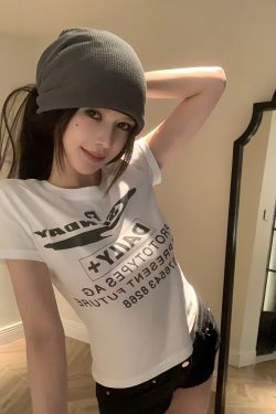 Summer White Short Sleeve T-Shirt for Women with Letter Print, Slim Fit Shoulder Top, 90s Inspired Style