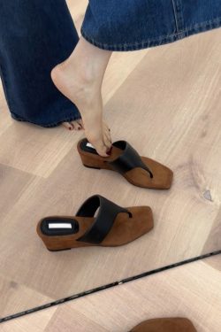 Thick-Soled Sheepskin Flip-Flops for Women - Retro Minimalist Square-Toe Wedge Sandals for Outdoor and Beach Wear