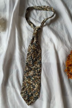Vintage Floral Wide Bow Tie - Handmade Retro Hong Kong Style, Trendy Korean Casual Accessory for a Chic Look
